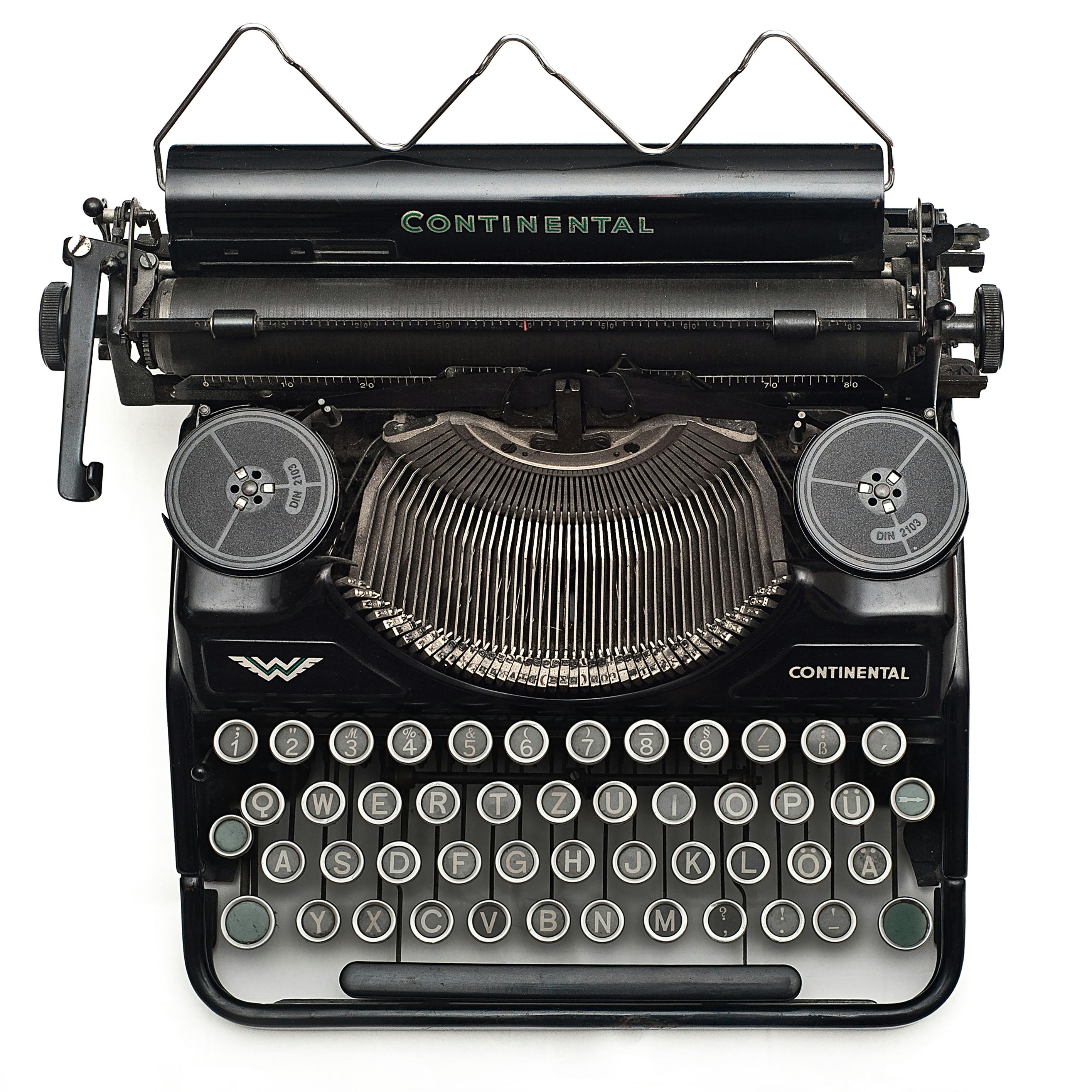 Fotografía de una máquina de escribir antigua mostrando la disposición de teclas QWERTY.