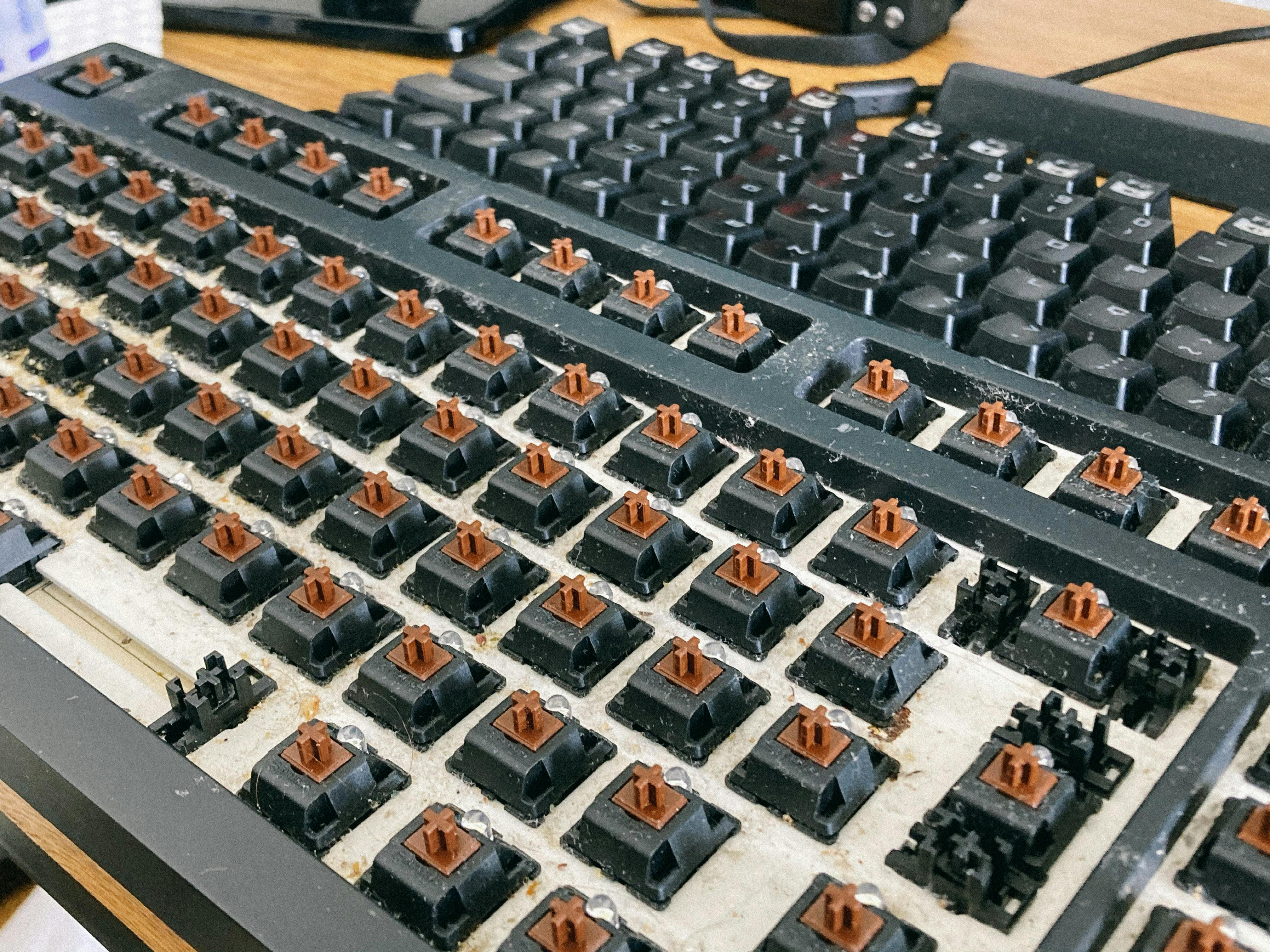 Una imagen comparativa mostrando el switch de un teclado mecánico junto al domo de goma de un teclado de membrana.